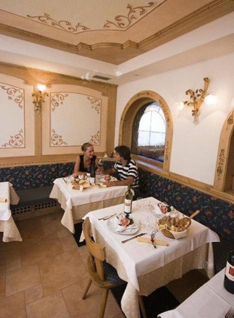Hotel Zirmes Моена Екстериор снимка