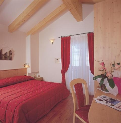 Hotel Zirmes Моена Екстериор снимка