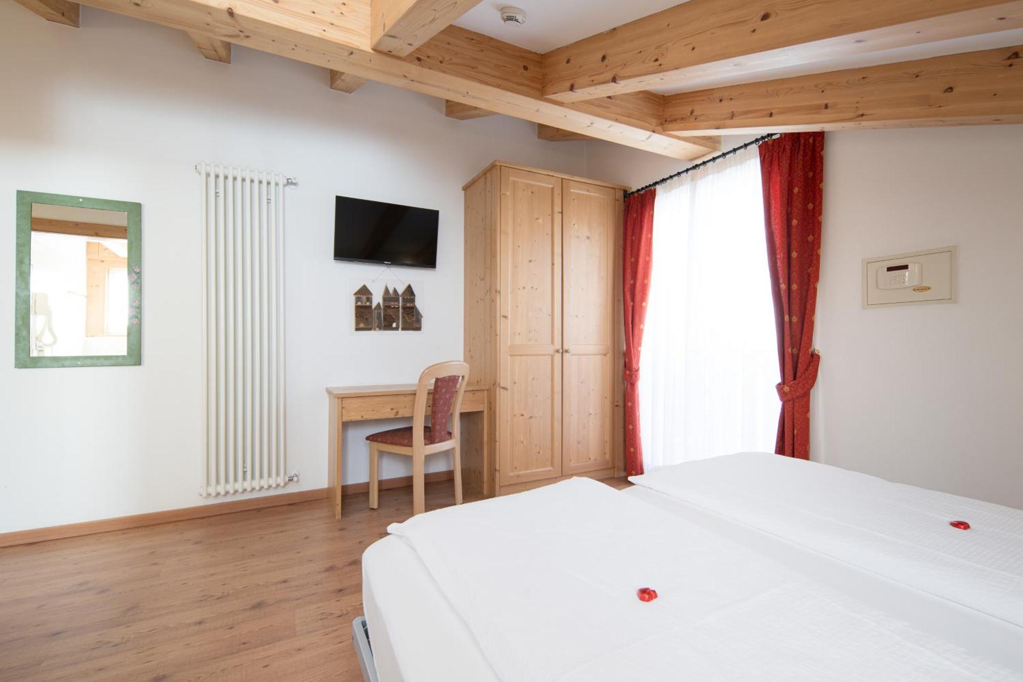 Hotel Zirmes Моена Екстериор снимка