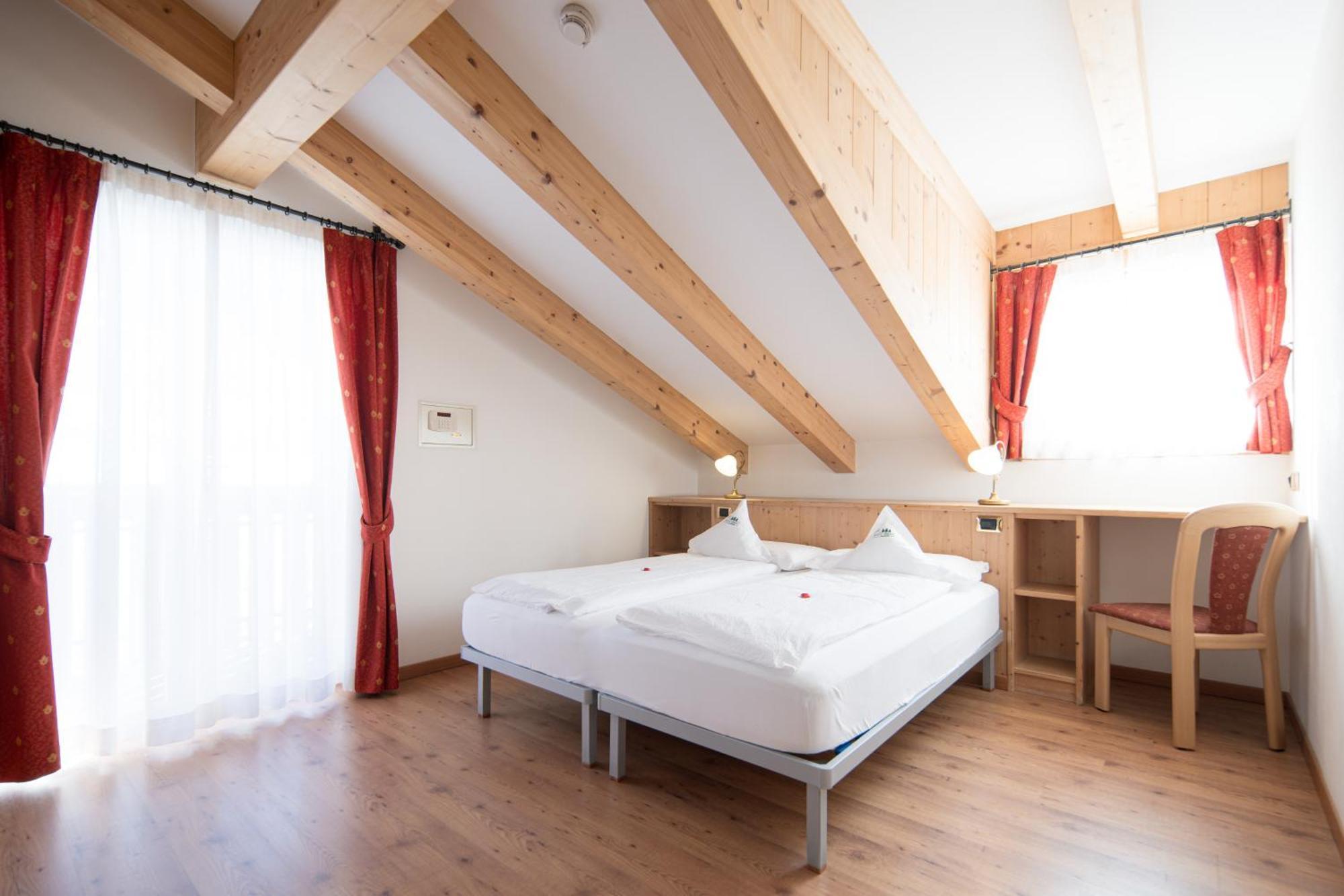 Hotel Zirmes Моена Екстериор снимка