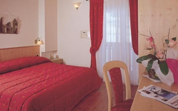 Hotel Zirmes Моена Екстериор снимка
