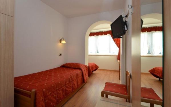 Hotel Zirmes Моена Екстериор снимка