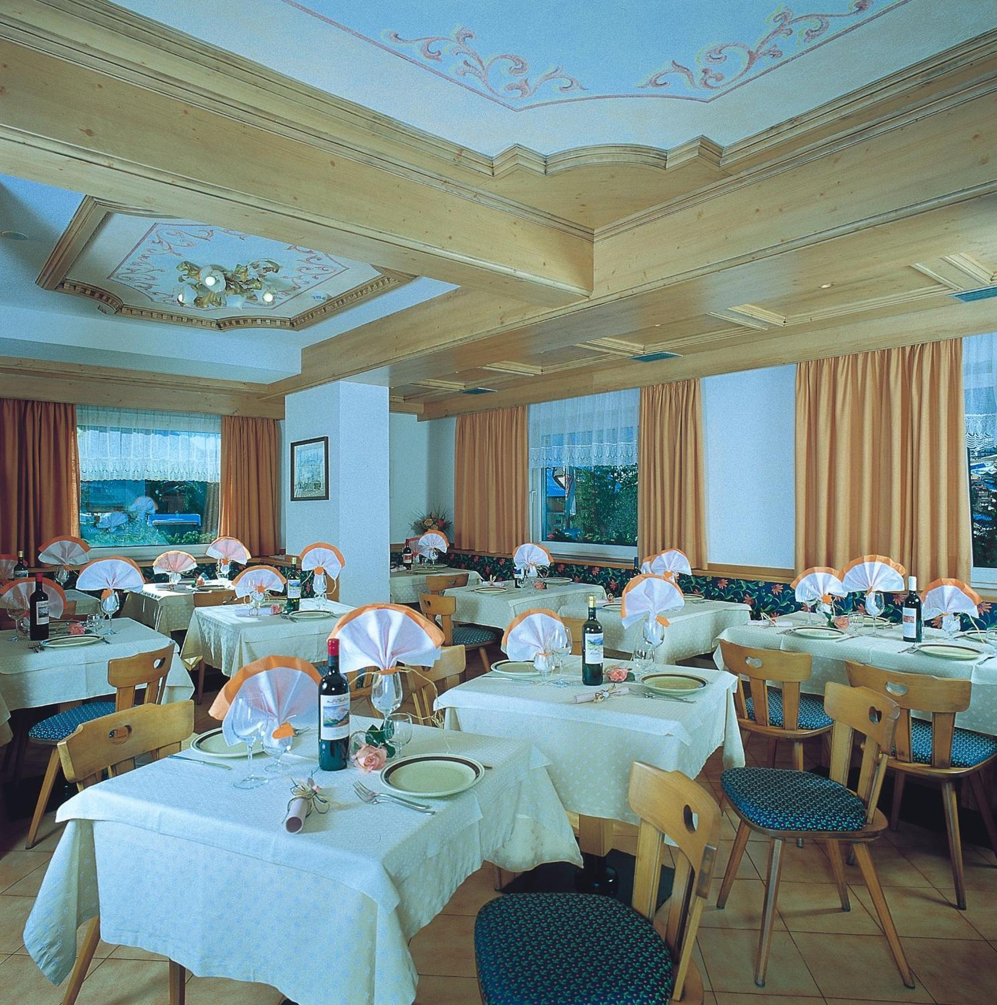 Hotel Zirmes Моена Екстериор снимка